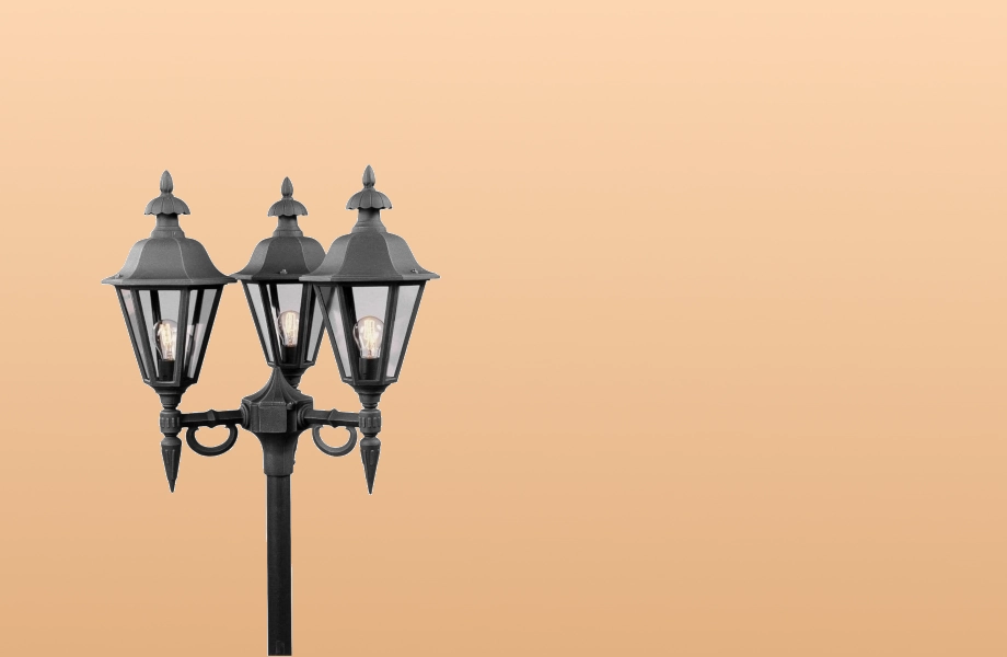 صورة عمود إنارة 3 لمبات