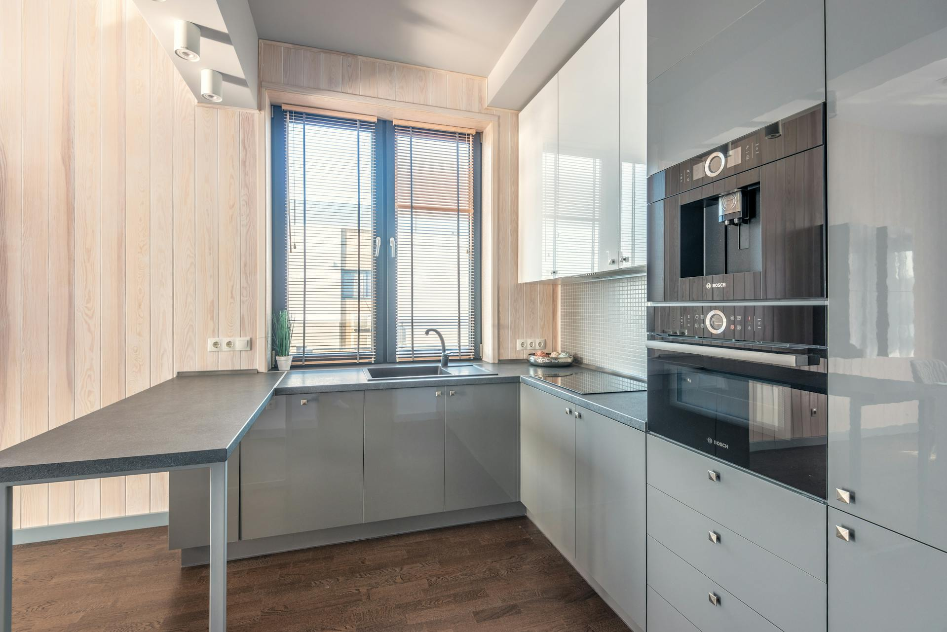 صورة مطبخ ألمنيوم فضي مع أسطح من الرخام الطبيعي