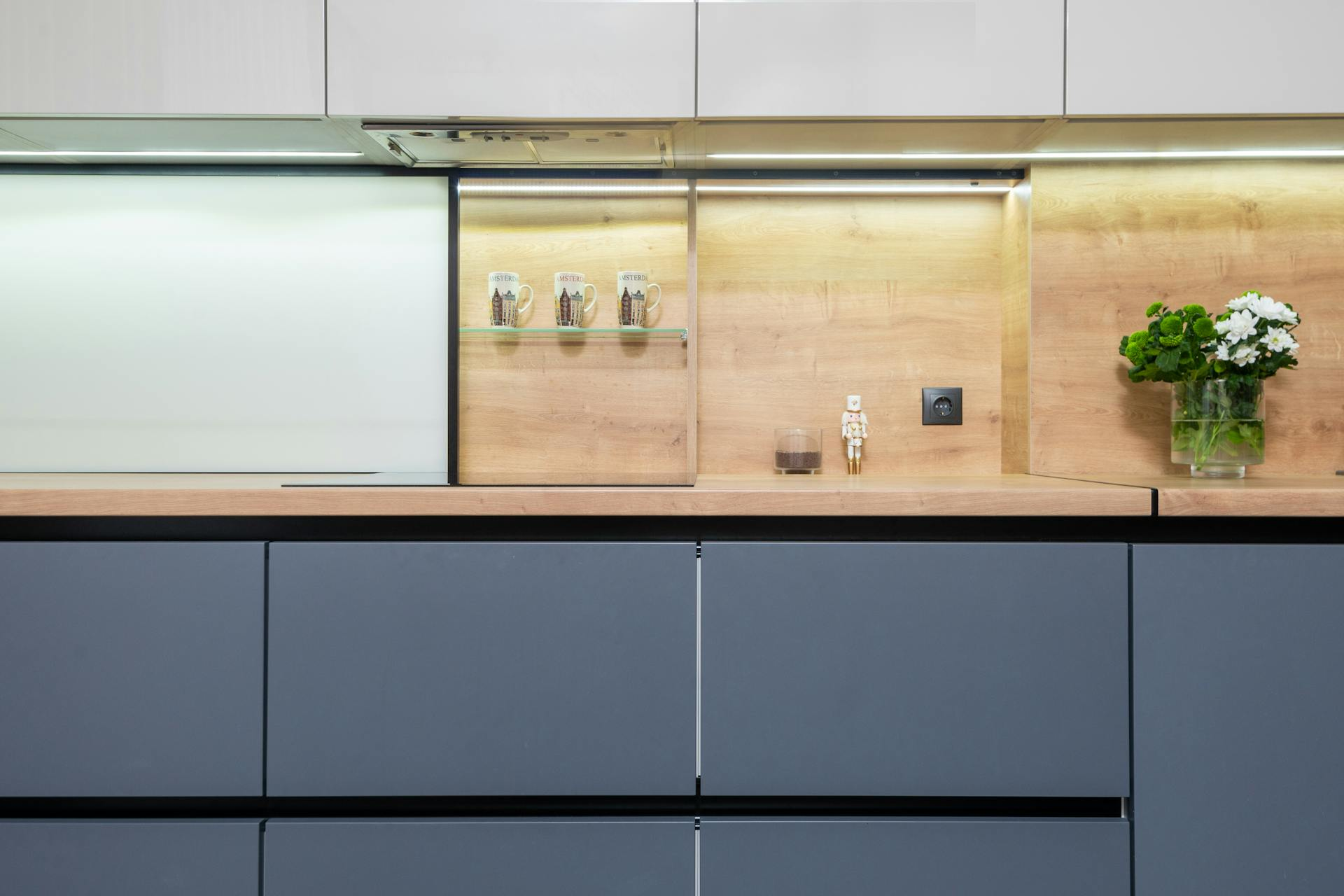 صورة تفصيل مطبخ ألمنيوم حديث رمادي مع أسطح أكريليك صناعي